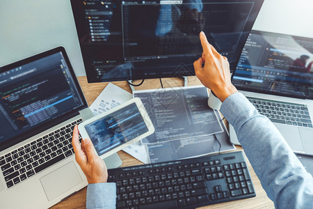 青年程序員 在代碼與創(chuàng)新中構(gòu)建數(shù)字未來